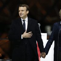 Emmanuel Macron, victorioso tras conseguir la presidencia de Francia, acompañado de su mujer
