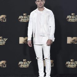 Zac Efron en la alfombra roja de los MTV Movie Awards 2017