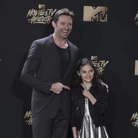 Hugh Jackman y Dafne Keen en la alfombra roja de los MTV Movie Awards 2017