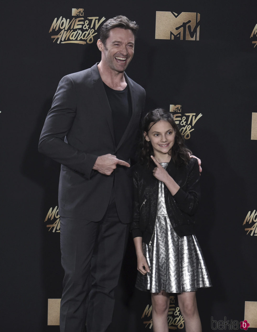 Hugh Jackman y Dafne Keen en la alfombra roja de los MTV Movie Awards 2017