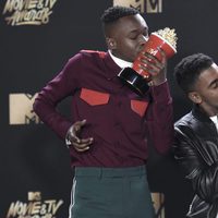 Ashton Sanders y Jharrel Jerome con el premio a Mejor Beso de los MTV Movie Awards 2017 2017