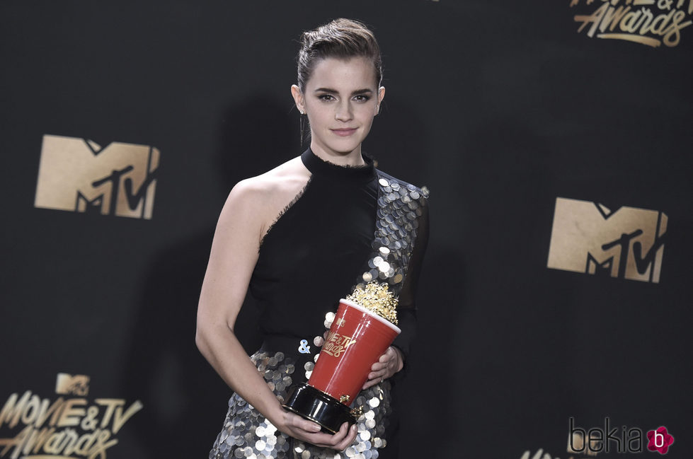 Emma Watson con el premio a Mejor Actor de Película en los MTV Movie Awards 2017