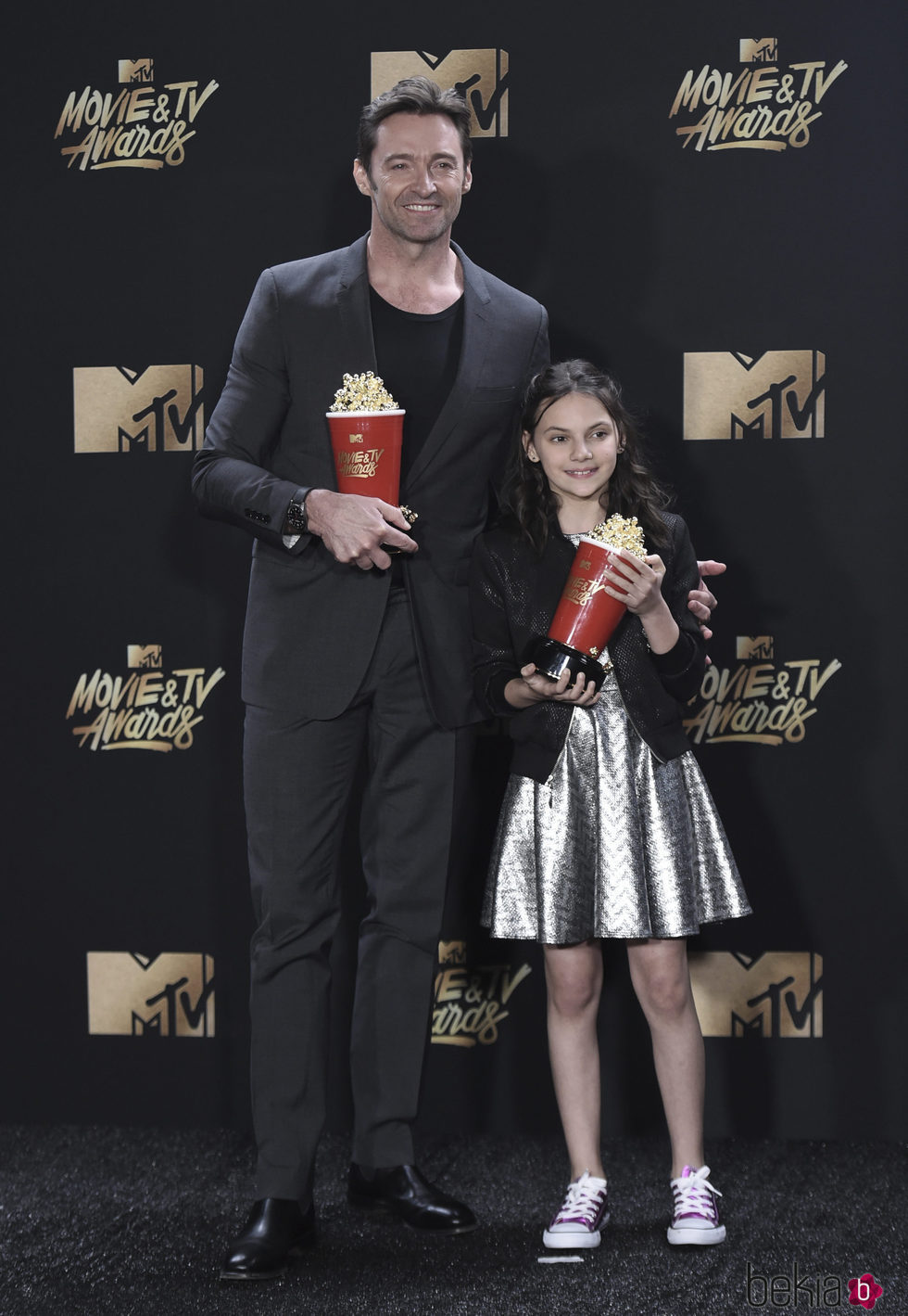 Hugh Jackman y Dafne Keen con el premio a Mejor Dúo en los MTV Movie Awards 2017
