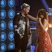 Camila Cabello y J Balvin interpretando 'Hey Ma' en los MTV Movie Awards 2017