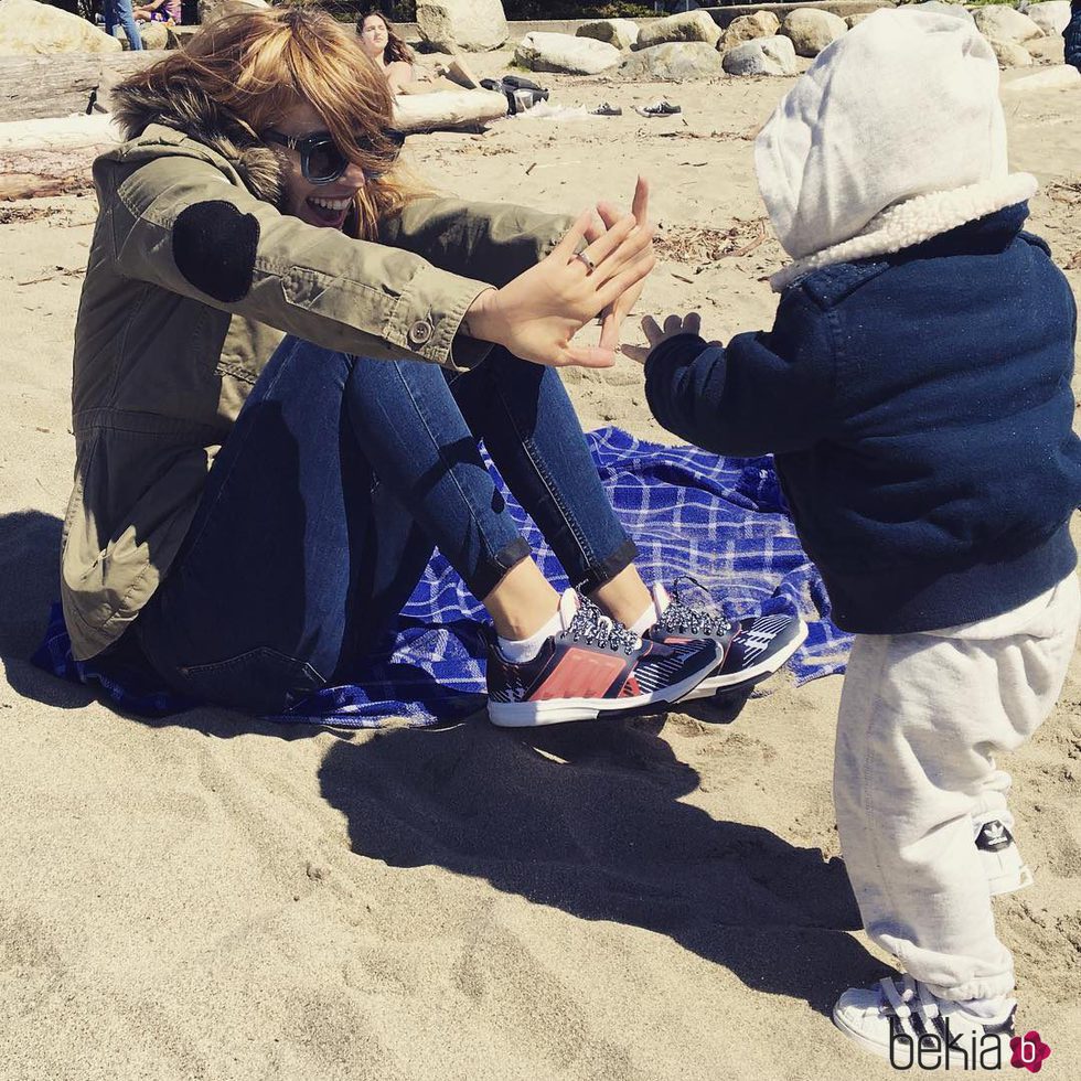 Luisana Lopilato disfrutando de la playa con su hijo Elías