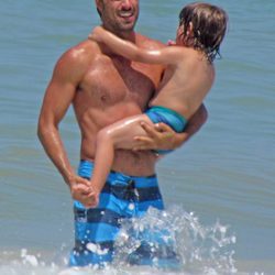 Hugo Silva sosteniendo en brazos a su hijo