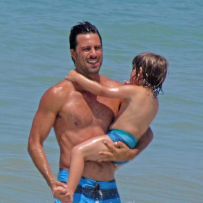 Hugo Silva sosteniendo en brazos a su hijo