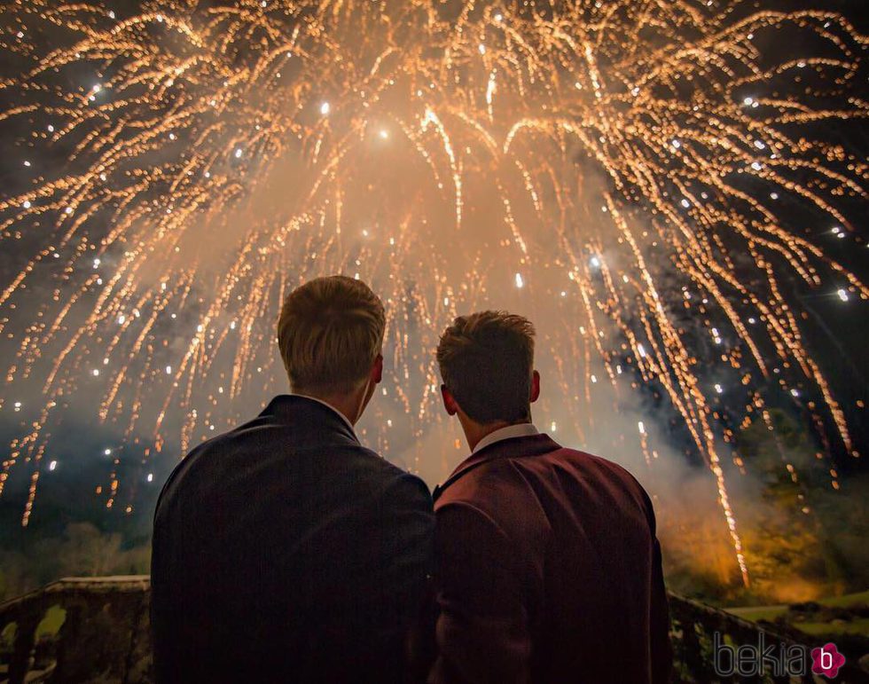 Tom Daley y Dustin Lance Black disfrutando de los fuegos artificiales en su boda
