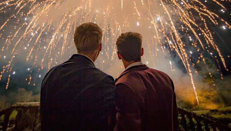 Tom Daley y Dustin Lance Black disfrutando de los fuegos artificiales en su boda