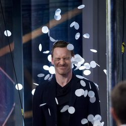 Michael Fassbender lleno de confeti en 'El Hormiguero'