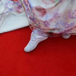 Lucie Jones acude en zapatillas a la alfombra roja de Eurovisión 2017