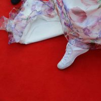 Lucie Jones acude en zapatillas a la alfombra roja de Eurovisión 2017