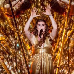 Lucie Jones ensayando 'Never Give Up On You'