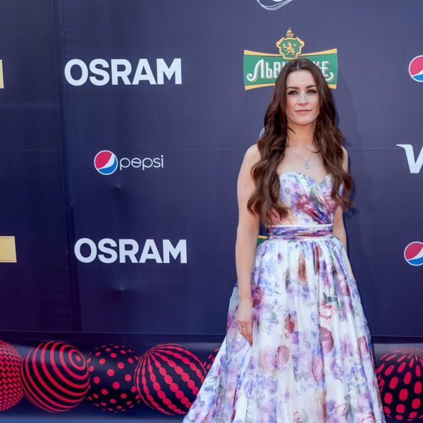 Lucie Jones Posa En La Alfombra Roja De Eurovisión 2017 Festival De Eurovisión 2017 Foto En