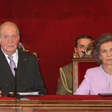 Los Reyes Juan Carlos y Sofía en la entrega a la Infanta Margarita de la Medalla de Oro de la Real Academia Nacional de Medicina