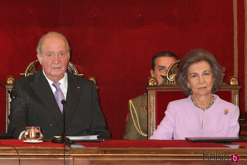 Los Reyes Juan Carlos y Sofía en la entrega a la Infanta Margarita de la Medalla de Oro de la Real Academia Nacional de Medicina