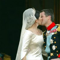 Federico y Mary de Dinamarca besándose en su boda