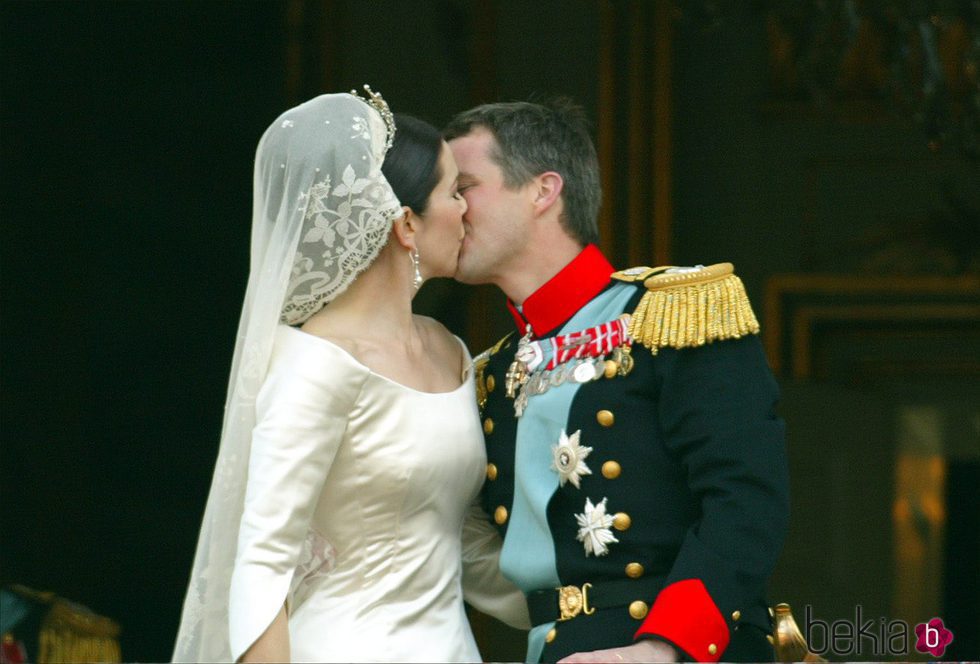 Federico y Mary de Dinamarca besándose en su boda