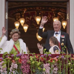 Harald y Sonia de Noruega saludan en las celebraciones por su 80 cumpleaños