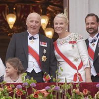 Harald de Noruega con Haakon y Mette Marit de Noruega en las celebraciones de su 80 cumpleaños