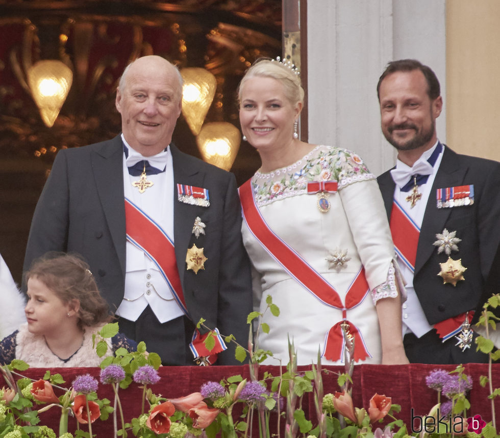 Harald de Noruega con Haakon y Mette Marit de Noruega en las celebraciones de su 80 cumpleaños
