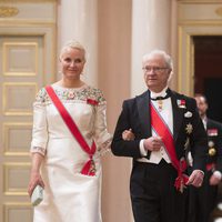 Mette-Marit de Noruega y Carlos Gustavo de Suecia en una cena de gala por el 80 cumpleaños de los Reyes de Noruega