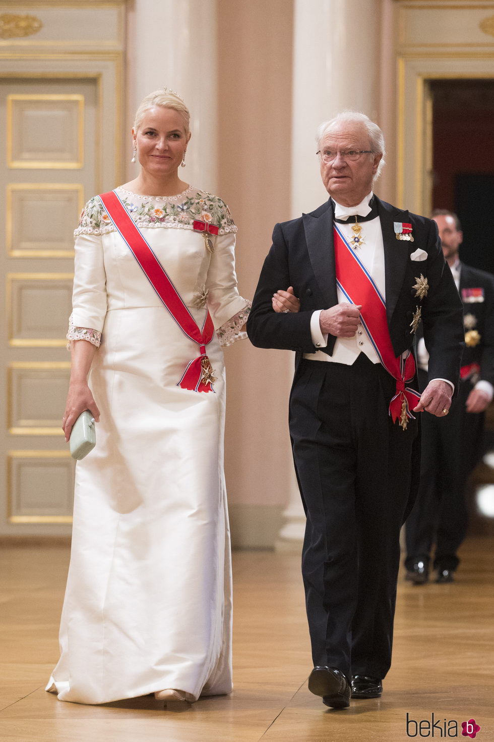 Mette-Marit de Noruega y Carlos Gustavo de Suecia en una cena de gala por el 80 cumpleaños de los Reyes de Noruega