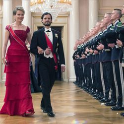 Matilde de Bélgica y Carlos Felipe de Suecia en una cena de gala por el 80 cumpleaños de los Reyes de Noruega