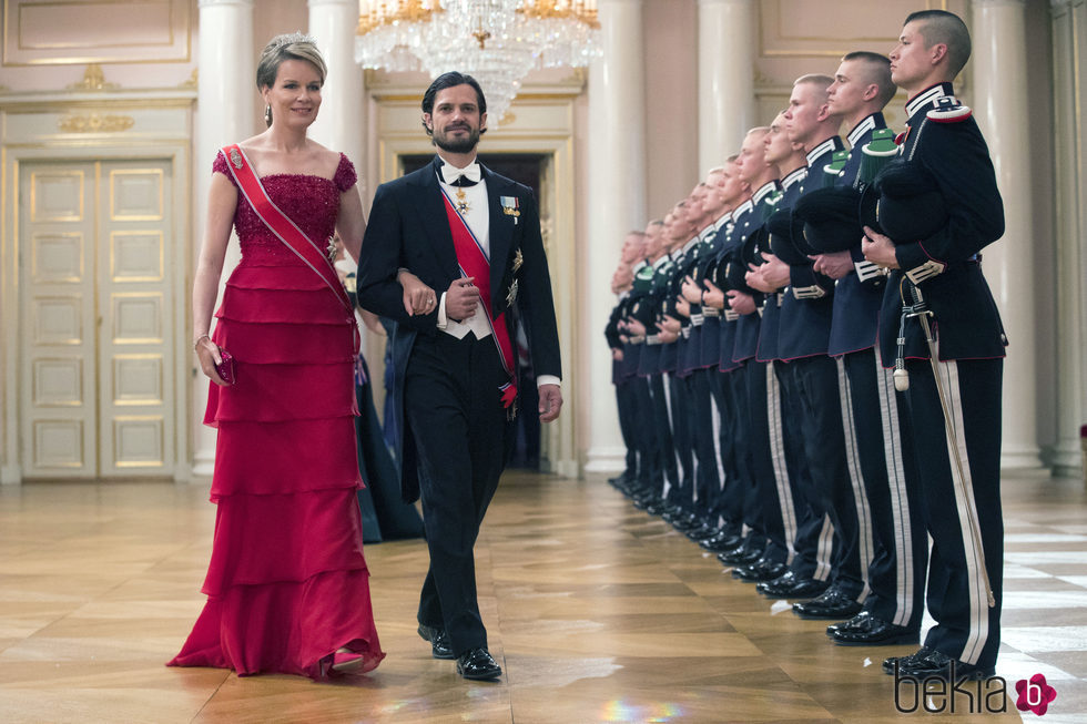 Matilde de Bélgica y Carlos Felipe de Suecia en una cena de gala por el 80 cumpleaños de los Reyes de Noruega