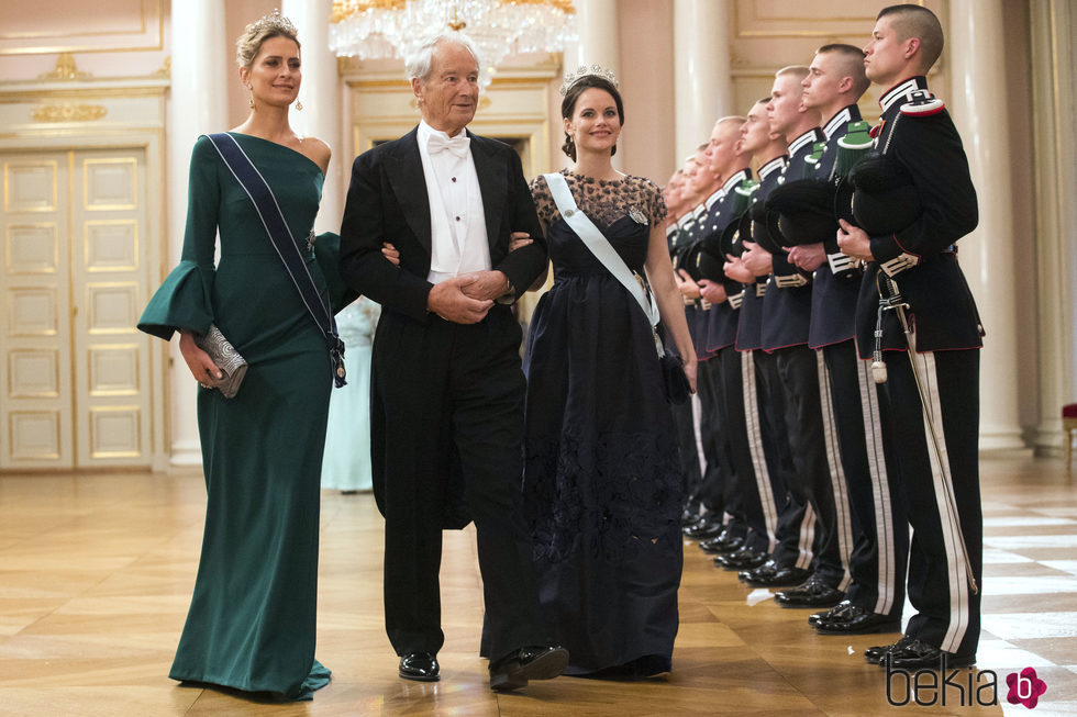 Tatiana de Grecia y Sofia Hellqvist en una cena de gala por el 80 cumpleaños de los Reyes de Noruega