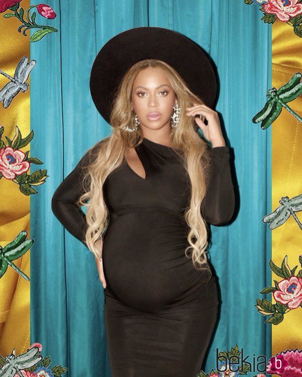 Beyoncé posa embarazada con vestido negro y sombrero