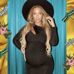 Beyoncé posa embarazada con vestido negro y sombrero