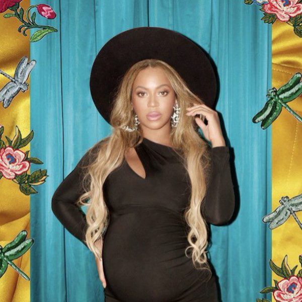 Beyoncé posa embarazada con vestido negro y sombrero Beyoncé posa