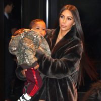Kim Kardashian paseando junto a su segundo hijo Saint West con el rapero Kanye West