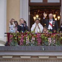 La Familia Real Noruega aplaude tras escuchar el cumpleaños feliz a los Reyes de Noruega