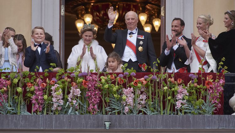 La Familia Real Noruega aplaude tras escuchar el cumpleaños feliz a los Reyes de Noruega