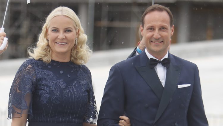 Haakon y Mette Marit de Noruega en la cena en honor a los Reyes de Noruega por su 80 cumpleaños