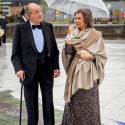 Los Reyes Juan Carlos y Sofía comentan el mal tiempo en la cena en honor a los Reyes de Noruega por su 80 cumpleaños