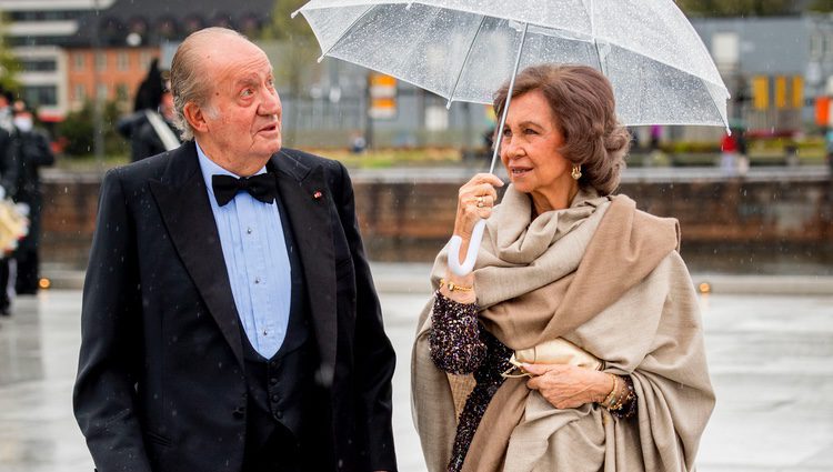 Los Reyes Juan Carlos y Sofía comentan el mal tiempo en la cena en honor a los Reyes de Noruega por su 80 cumpleaños