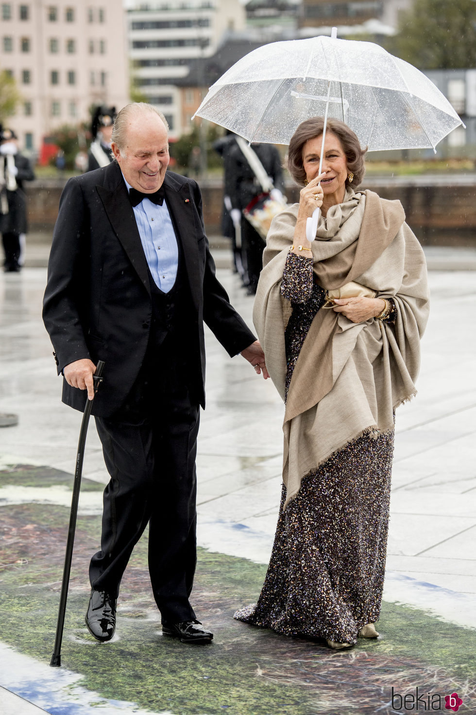 Los Reyes Juan Carlos y Sofía ríen divertidos en la cena en honor a los Reyes de Noruega por su 80 cumpleaños