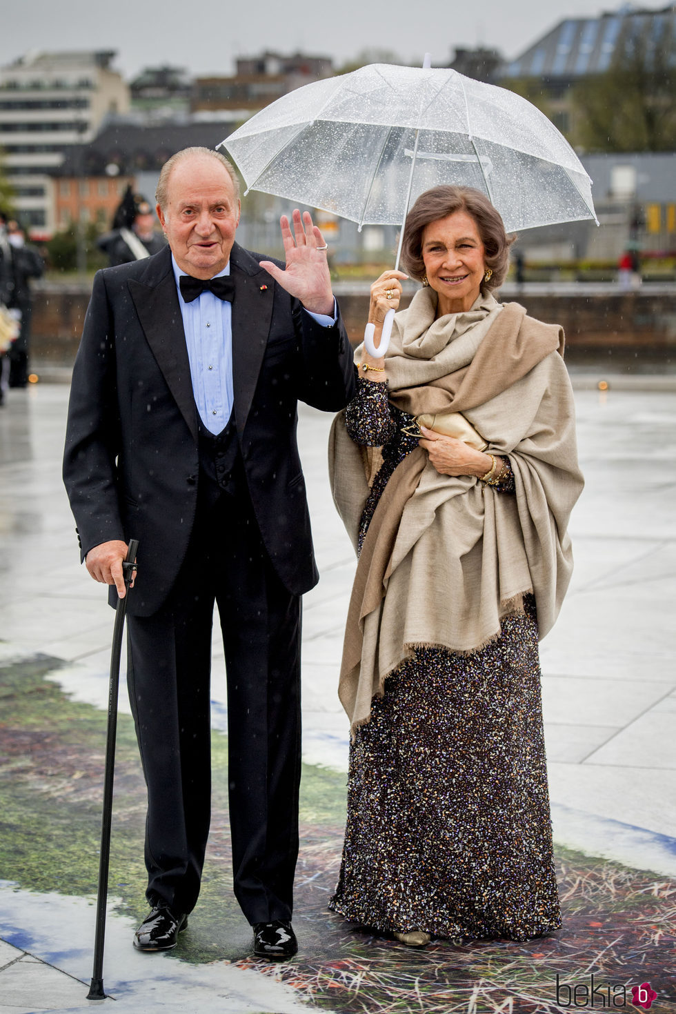 Los Reyes Juan Carlos y Sofía saludan en la cena en honor a los Reyes de Noruega por su 80 cumpleaños