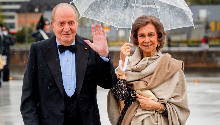 Los Reyes Juan Carlos y Sofía saludan en la cena en honor a los Reyes de Noruega por su 80 cumpleaños