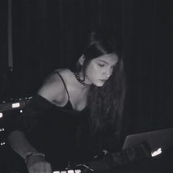 Lucía Rivera dando sus primeros pasos como DJ