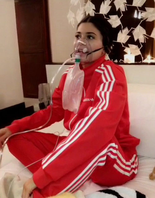 Kylie Jenner con una mascarilla de oxígeno tras sufrir mal de altura en Perú