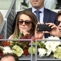 Carlos Baute con su mujer Astrid Klisans en el Open de Madrid 2017 haciendo una foto