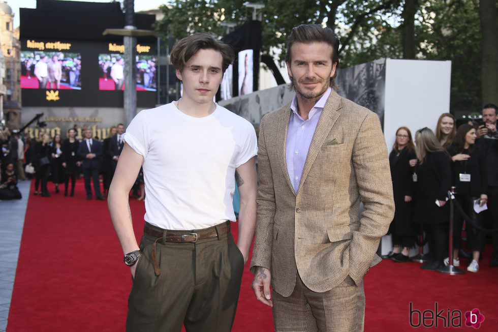 Beckham y su hijo Brooklyn en la premiere de 'Rey Arturo: La leyenda de Excalibur'