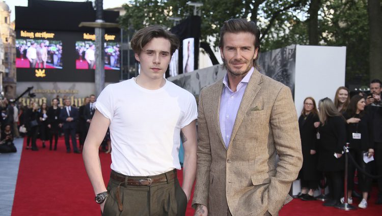 Beckham y su hijo Brooklyn en la premiere de 'Rey Arturo: La leyenda de Excalibur'