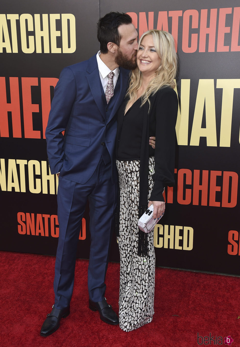 Danny Fujikawa besando a Kate Hudson en la premiere de 'Snatched' en Los Ángeles