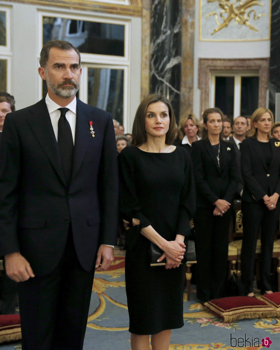 Las Infantas Elena y Cristina y los Reyes Felipe y Letizia en el funeral de Alicia de Borbón-Parma
