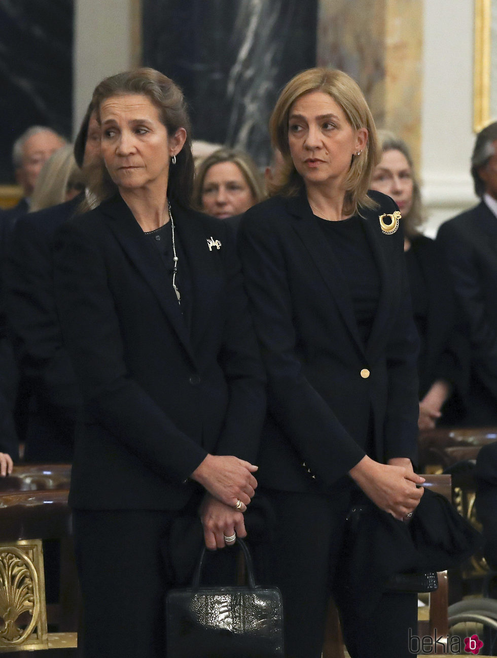 Las Infantas Cristina y Elena en el funeral de Alicia de Borbón-Parma